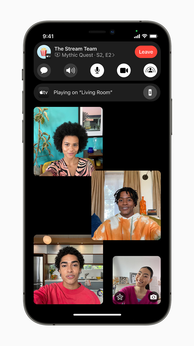 مكالمة عبر FaceTime أثناء جلسة SharePlay في Apple TV معروضة على iPhone 12 Pro.