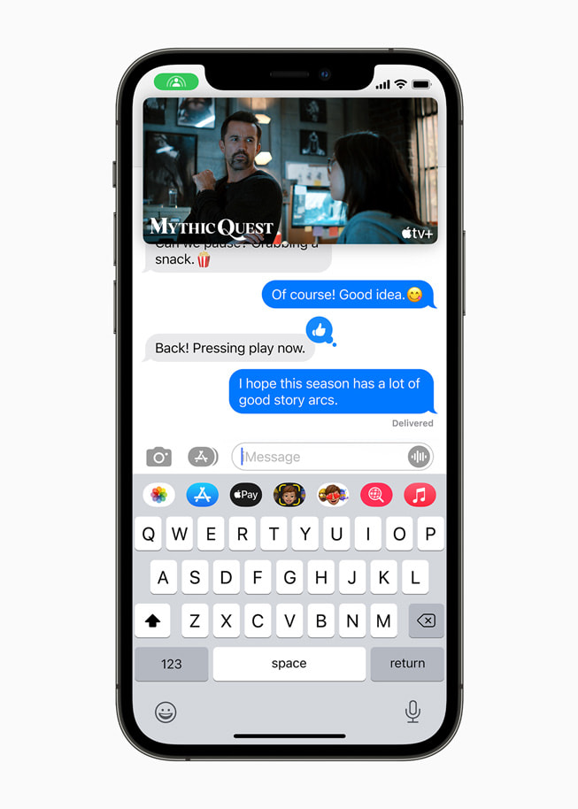 Session SharePlay dans Apple TV entre proches discutant dans Messages sur un iPhone 12 Pro.