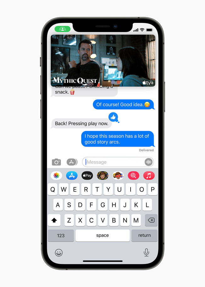 Apple TV SharePlay 세션 중 메세지에서 친구들과 채팅하는 모습을 보여주는 iPhone 12 Pro.