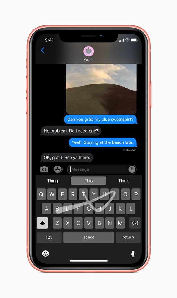 QuickPath 한 손 타이핑을 시연하고 있는 iPhone의 새로운 키보드 클로즈업 화면