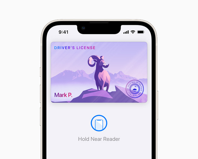 iOS 15 met een rijbewijs in Wallet op een iPhone 13 in de kleur sterrenlicht.