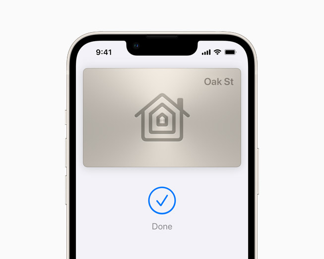 Una llave de casa en Wallet en iOS 15 en un iPhone 13 blanco estelar.
