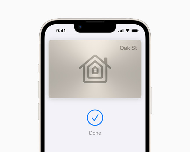 iOS 15 met een huissleutel in Wallet op een iPhone 13 in de kleur sterrenlicht.