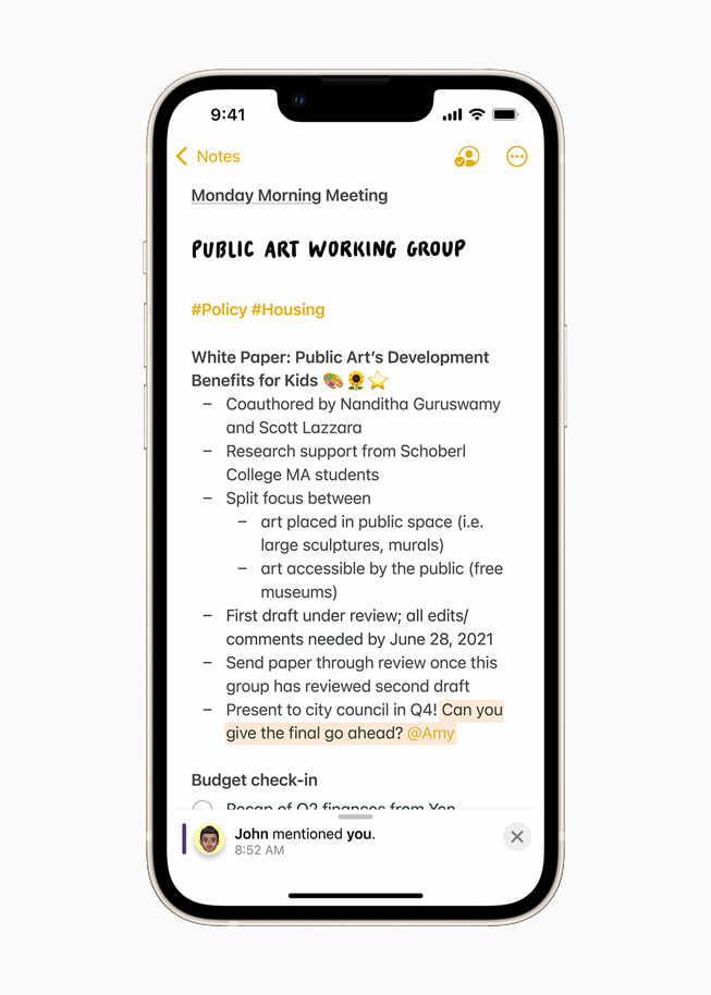 App Notes mise à jour d’iOS 15 ajoutant des tags personnalisés sur un iPhone 13 lumière stellaire.