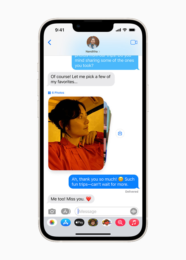 Fonctionnalité Partagé avec vous d’iOS 15 pour partager des photos dans Messages sur un iPhone 13 lumière stellaire.