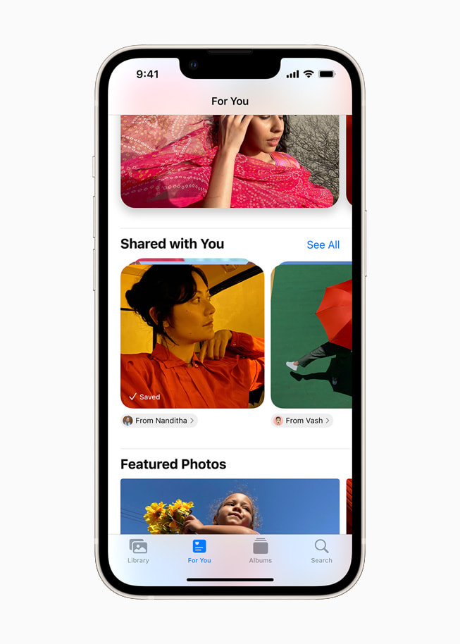 Un iPhone 13 en blanco estrella con iOS 15 muestra la prestación Compartido Contigo en la app Fotos.
