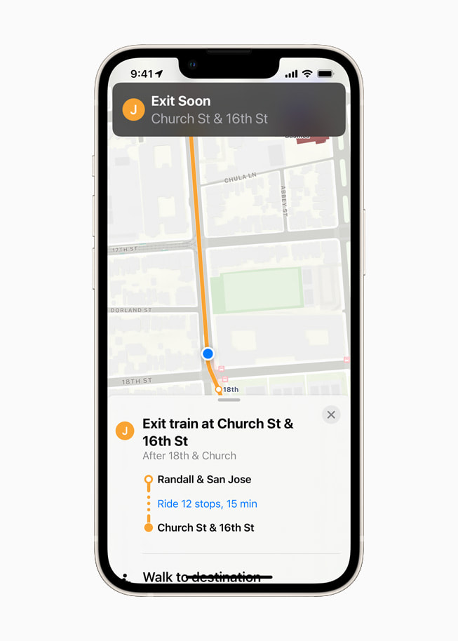 La experiencia de tránsito mejorada de Mapas en iOS 15 en un iPhone 13 blanco estelar.