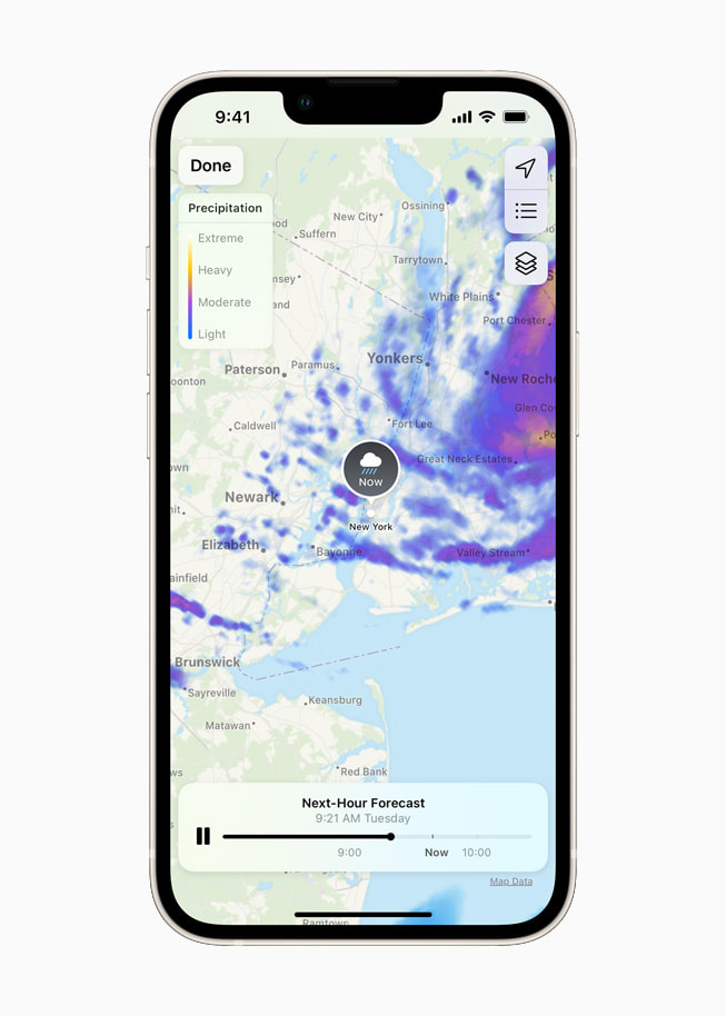 La app Clima rediseñada en iOS 15 muestra un mapa dinámico en pantalla completa en un iPhone 13 blanco estelar.