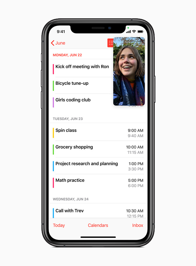 Un appel FaceTime montrant la nouvelle fonctionnalité Image dans l’image dans iOS 14, affiché sur l'iPhone 11 Pro.