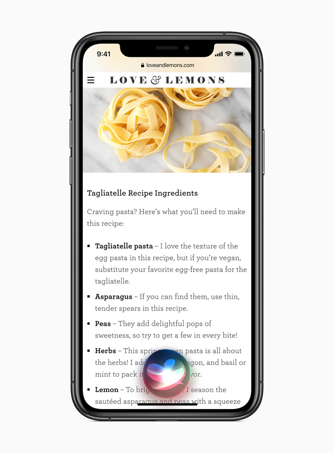 iPhone 11 Pro ekranında iOS 14’te Siri deneyimi gösteriliyor.