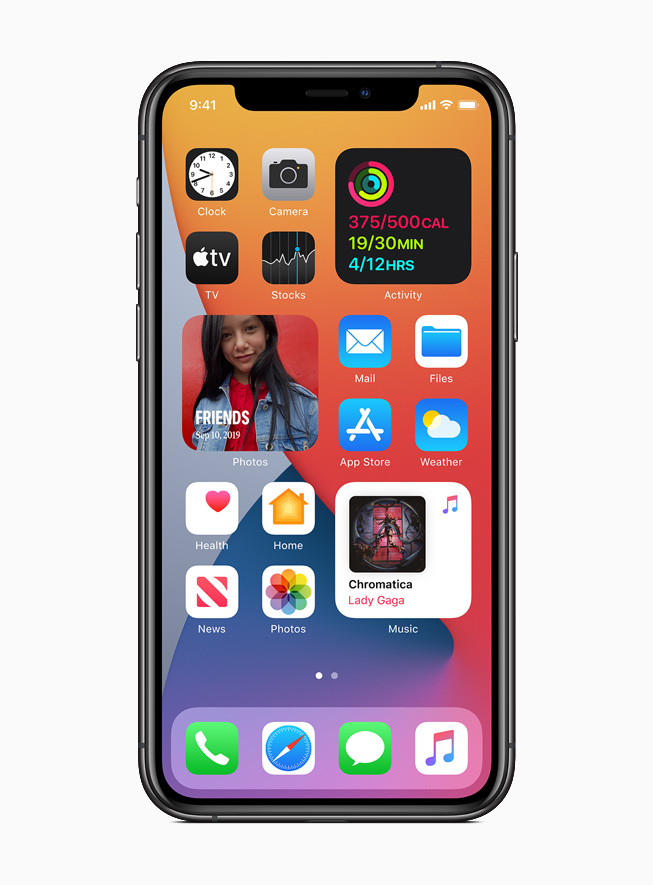 Le nouvel écran d'accueil et les widgets dans iOS 14 affichés sur l'iPhone 11 Pro.