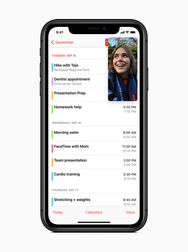 iPhone 11 Pro 展示「行事曆」裡的「子母畫面」支援功能。