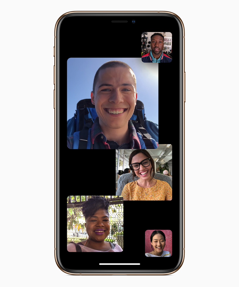 Pantalla de FaceTime de grupo con cinco personas.