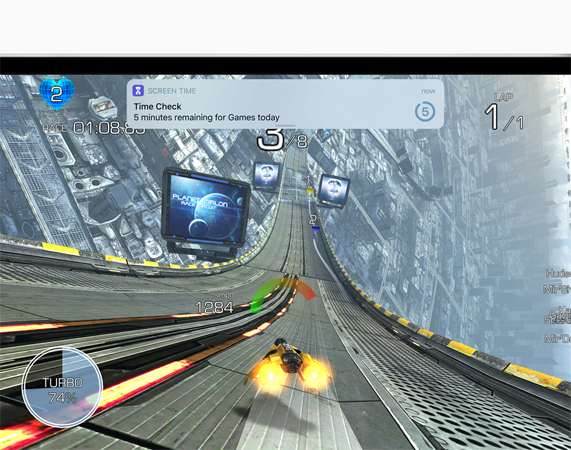 ゲーム中に終了5分前を知らせるScreen Timeの通知バナーが表示された、iPadの画面。