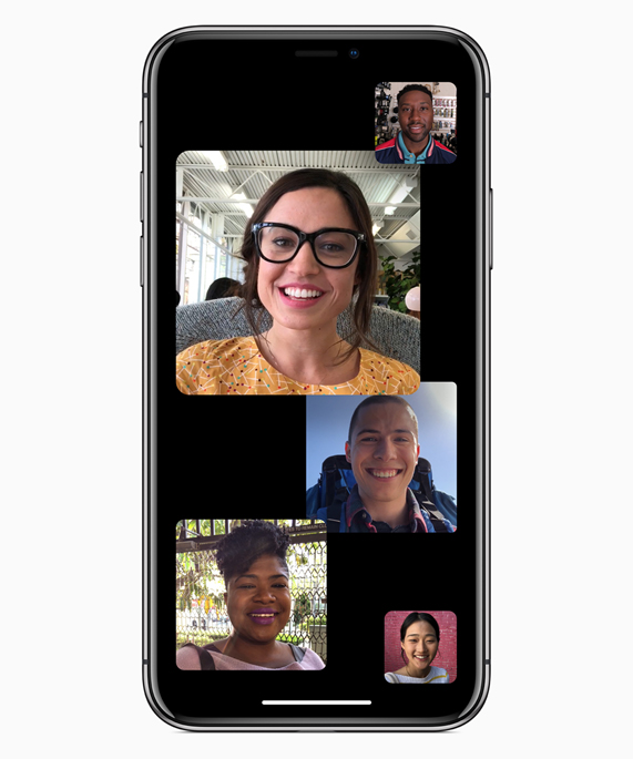 iPhone con varios chats de FaceTime para grupos.