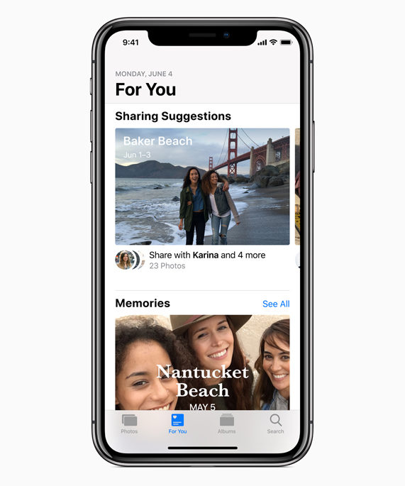 사진 앱의 For You 공유 제안과 추억 메뉴를 보여주는 iPhone