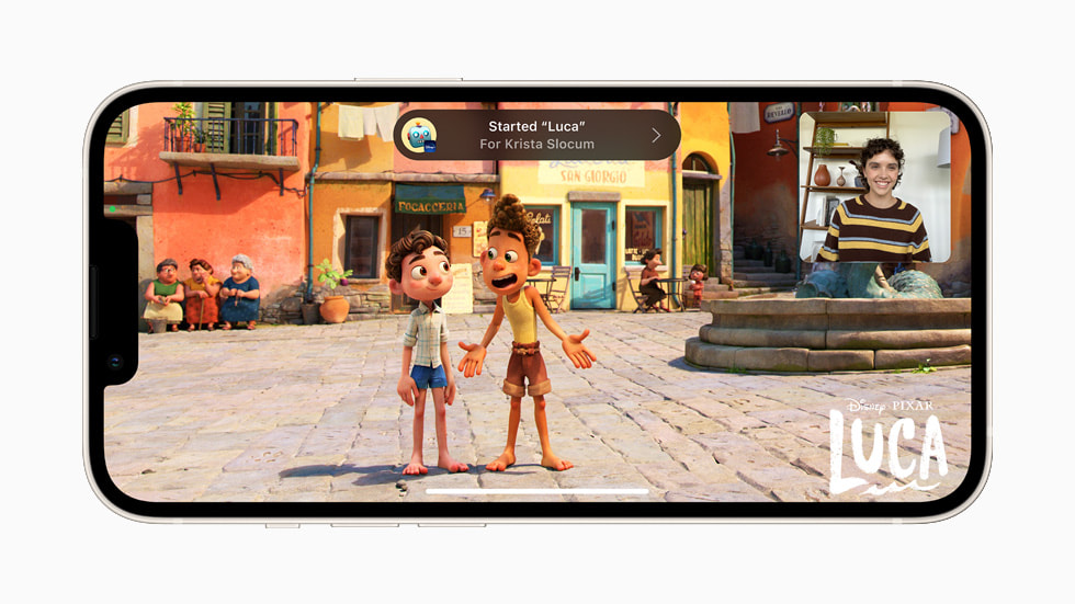 Disney+에서 SharePlay 경험을 보여주는 iPhone 13.