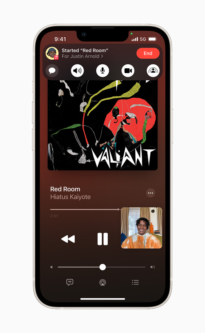 SharePlay в Apple Music на дисплее iPhone 13.