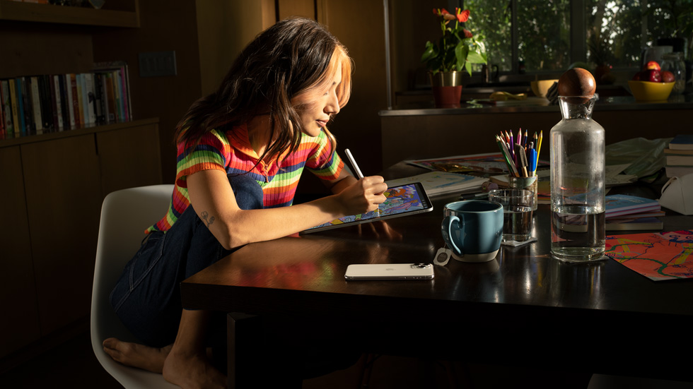 A woman using iPad with iPadOS 15.