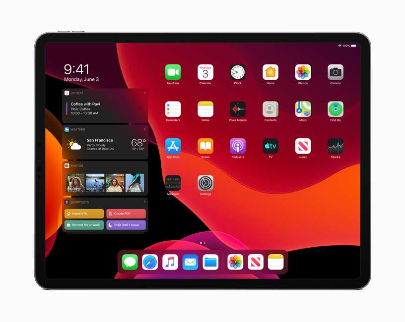 「深色模式」下的 iPadOS 主畫面。