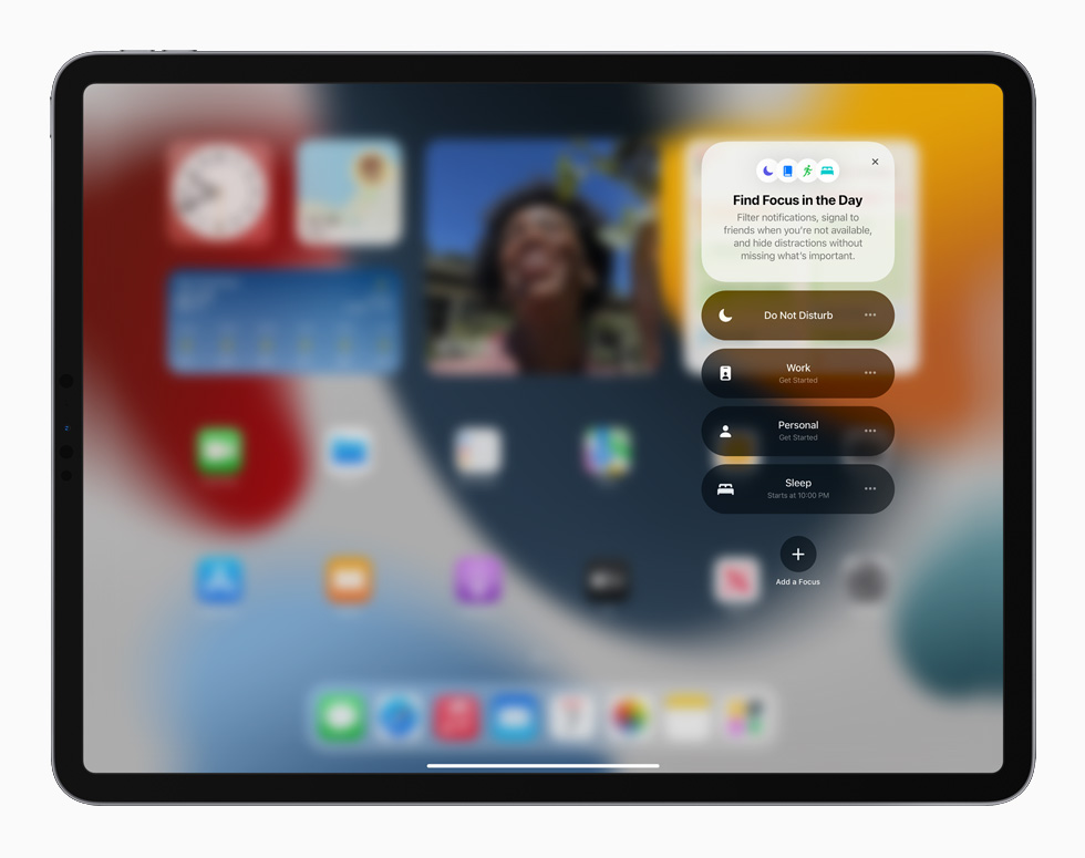 iPadOS 15의 새로운 집중 모드 기능을 보여주는 iPad Pro.
