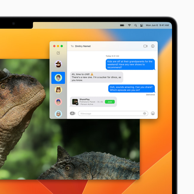 Aperçu d’une session SharePlay dans Apple TV dans l’app Messages sur un MacBook Pro.