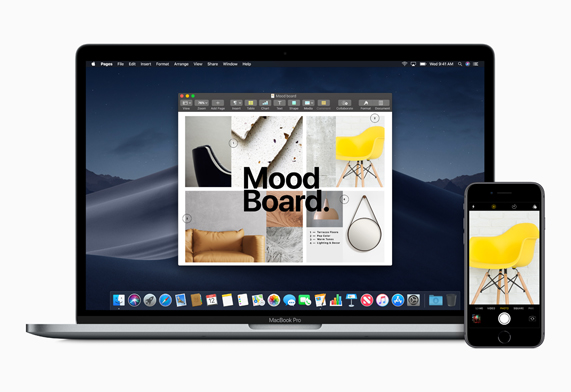 MacBook Pro con Keynote muestra una foto de una silla amarilla tomada con un iPhone 8 que se encuentra a un lado.