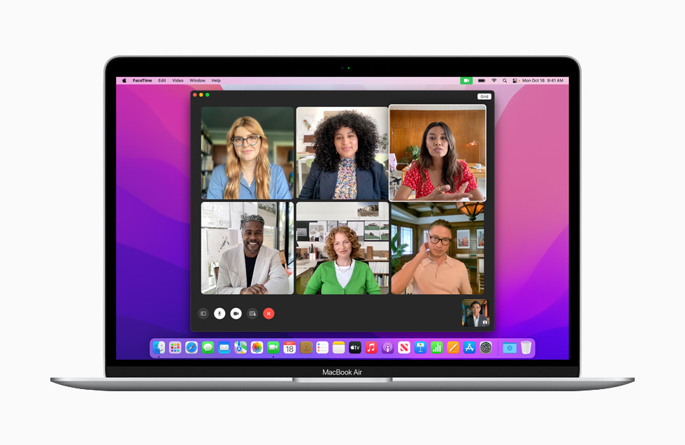 macOS Monterey i en FaceTime-samtale med Portrettmodus og romtilpasset lyd på en MacBook Pro.