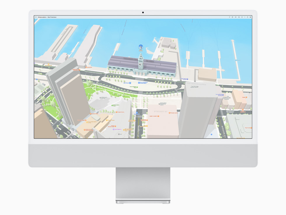 نظام macOS Monterey يستخدم تطبيق الخرائط المحدث على MacBook Air.