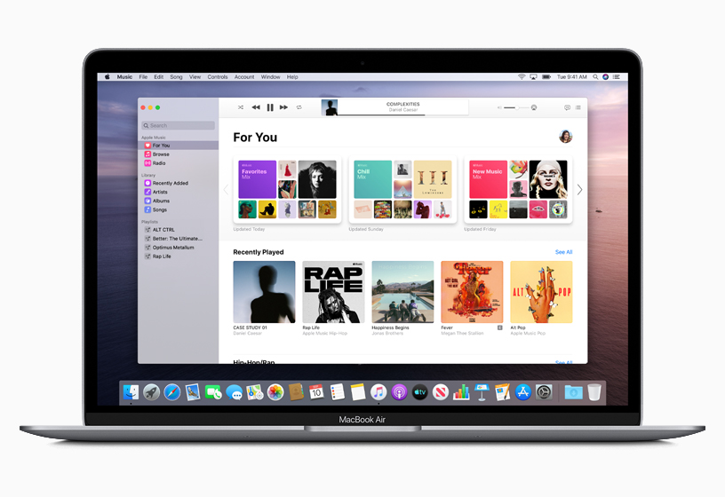 Apple Musicを表示中のMacBook Air。