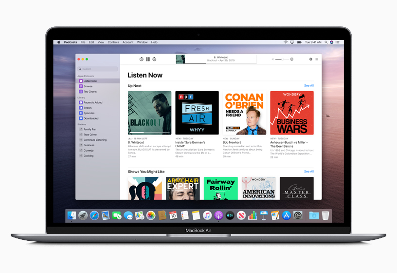 Apple Podcastsを表示中のMacBook Air。