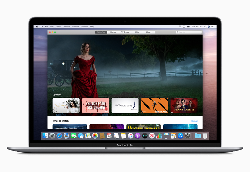  MacBook Air يظهر عليه تطبيق Apple TV.