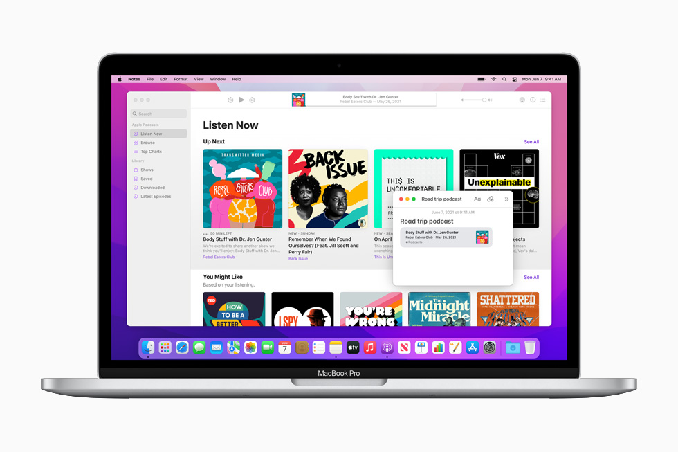 macOS Monterey의 빠른 메모를 보여주는 13형 MacBook Pro.