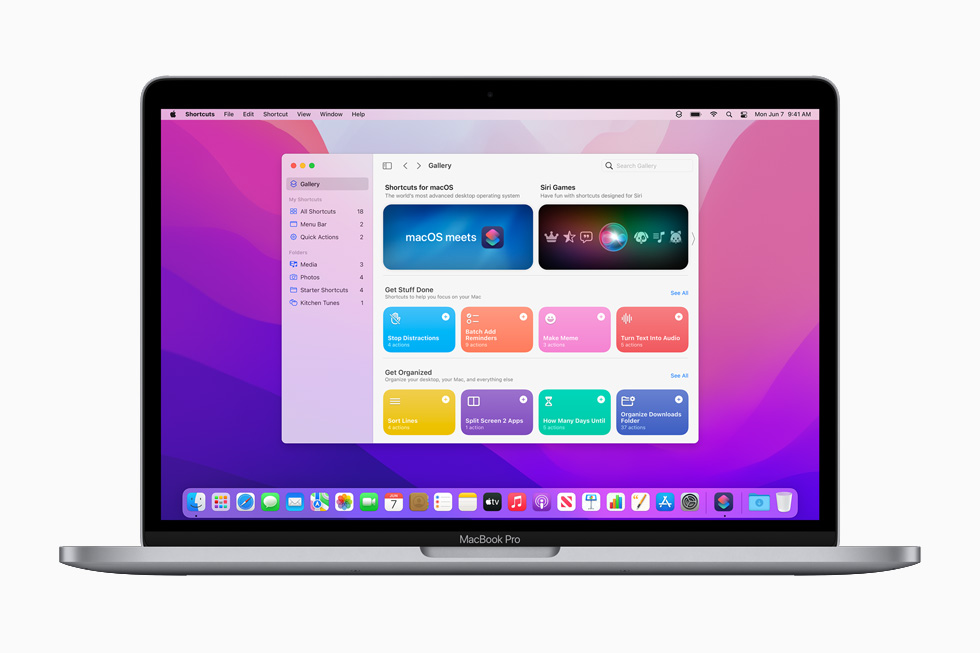 macOS Monterey 的全新「捷徑」，呈現在 13 吋 MacBook Pro 上。