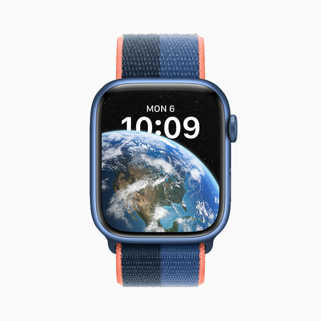 新しい「アストロノミー」文字盤が表示されているApple Watch Series 7。