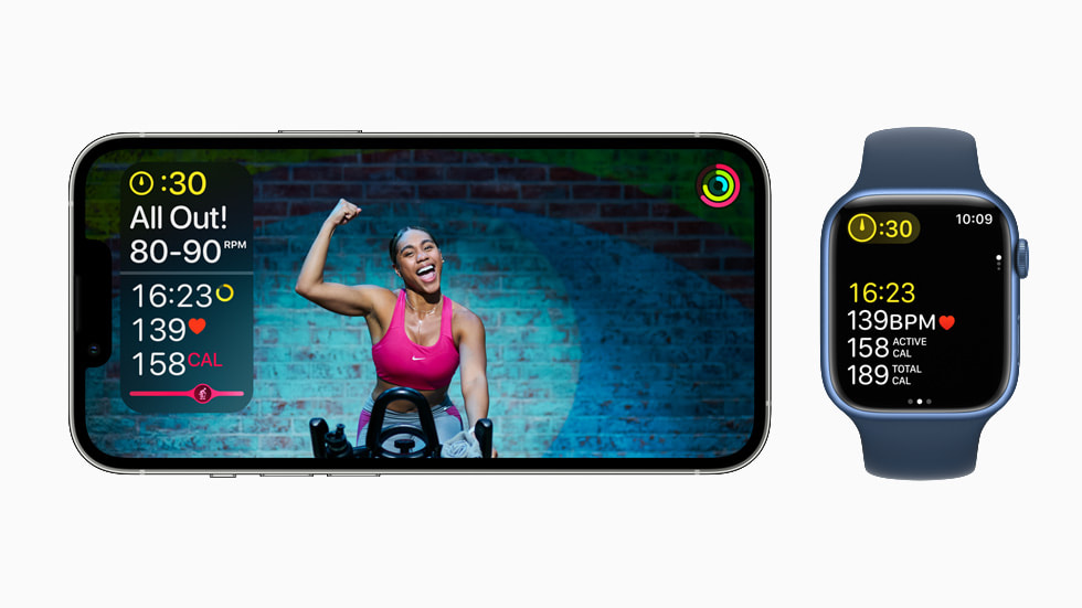 Intensitet under cykeltræning vises på iPhone 13 Pro og Apple Watch Series 7.