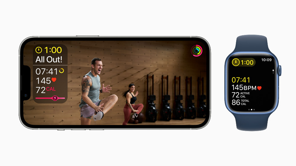 Intensitet under intervaltræning vises på iPhone 13 Pro og Apple Watch Series 7.