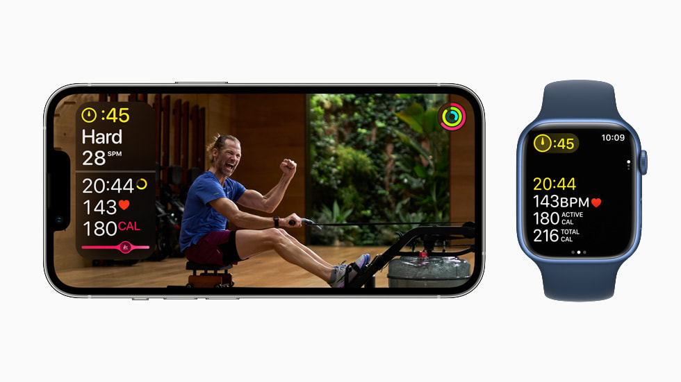 ความเข้มข้นสำหรับการเล่นเครื่องกรรเชียงบกออกกำลังกายแสดงบน iPhone 13 Pro และ Apple Watch Series 7