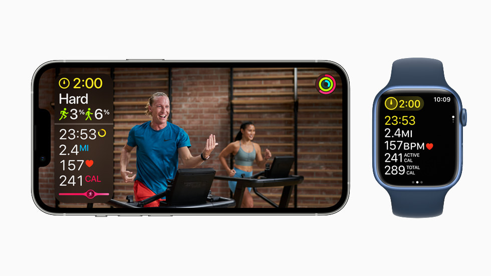 L'intensità di un allenamento su tapis roulant viene visualizzata su iPhone 13 Pro e Apple Watch Series 7.