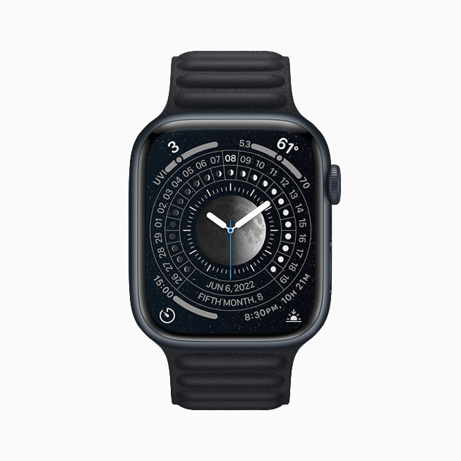 Apple Watch Series 7’de yeni Ay kadranı gösteriliyor.
