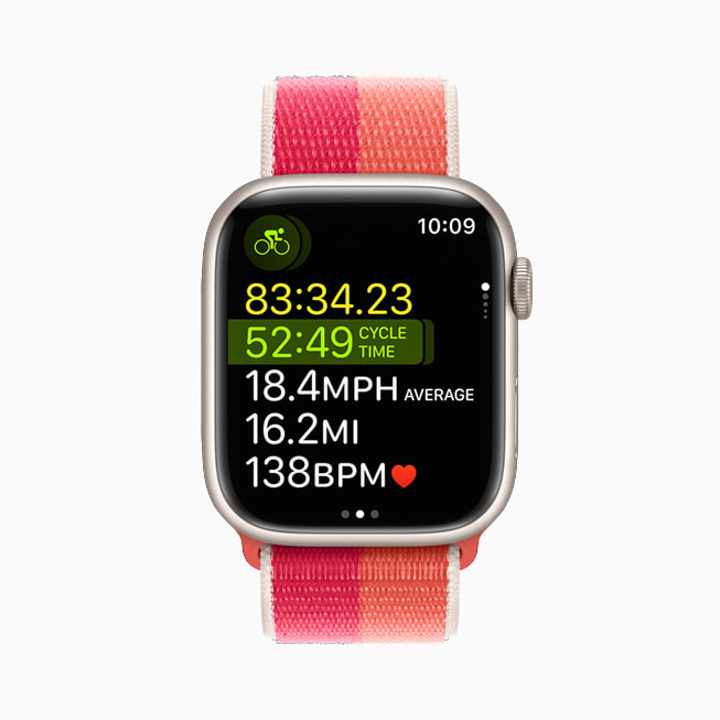 新しいワークアウトの種類「マルチスポーツ」のサイクリングワークアウトが表示されているApple Watch Series 7。