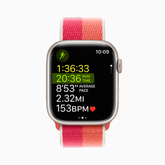 Un Apple Watch Series 7 muestra un entreno de carrera en el nuevo tipo de entrenamiento Multideporte.