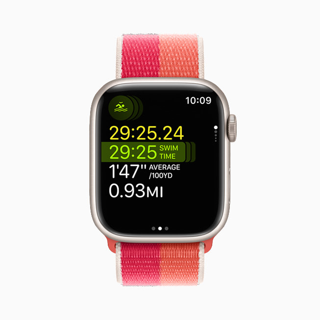 새로운 멀티스포츠 운동 유형에서 수영을 보여주는 Apple Watch Series 7.