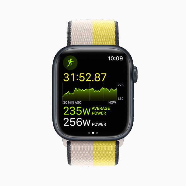 운동 성과 측정을 보여주는 Apple Watch Series 7.