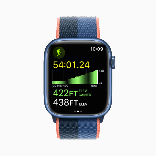 Une Apple Watch Series 7 affiche l’altitude pendant une randonnée.