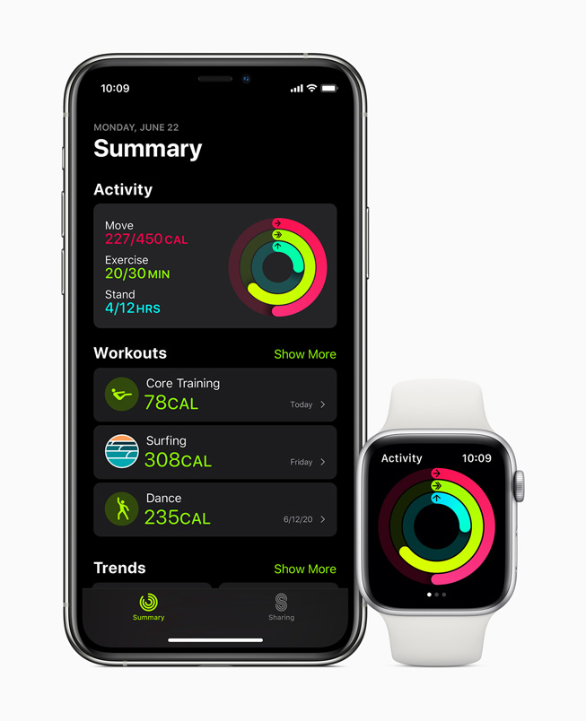 Se muestra la información de Actividad en un iPhone 11 Pro y un Apple Watch Series 5.