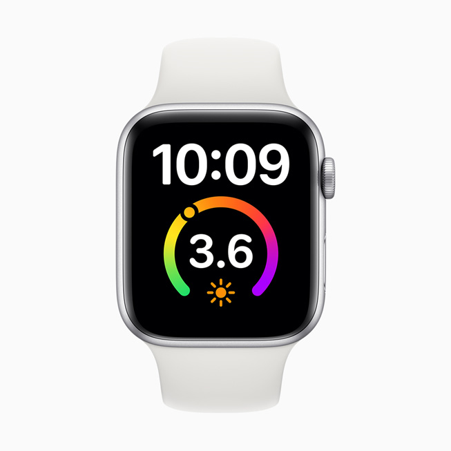 Una cara de Fotos con filtro de color que se muestra en Apple Watch Series 5.