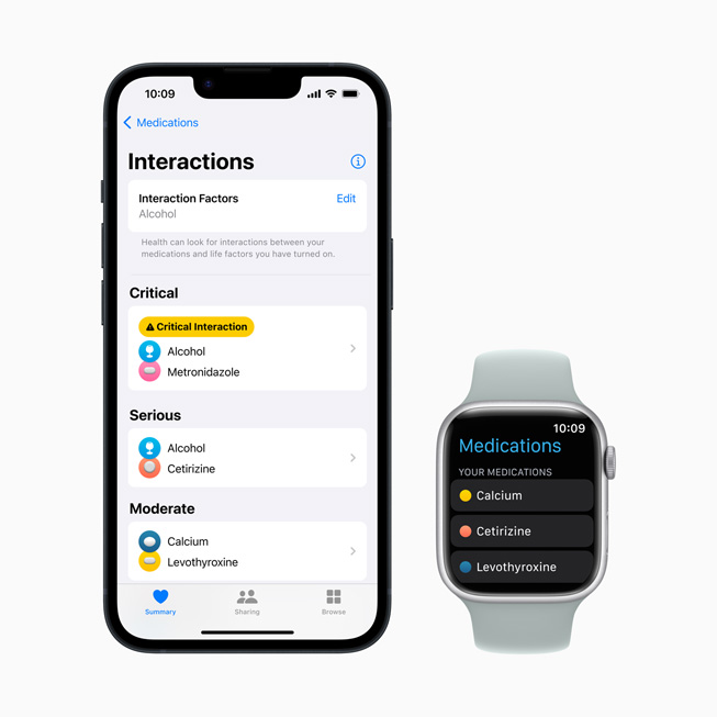 iPhone naast een Apple Watch Series 8 met de Medicijnen-app, mogelijke interacties en een lijst medicijnen.