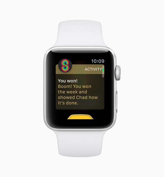 Apple Watch de color blanco muestra al ganador de la actividad de competencia