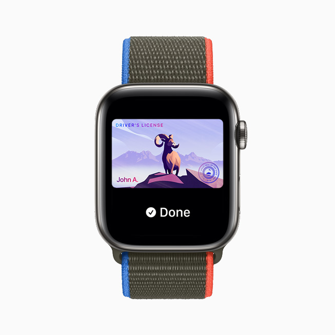 Wallet 앱에 저장된 운전면허증을 보여주는 Apple Watch Series 6.